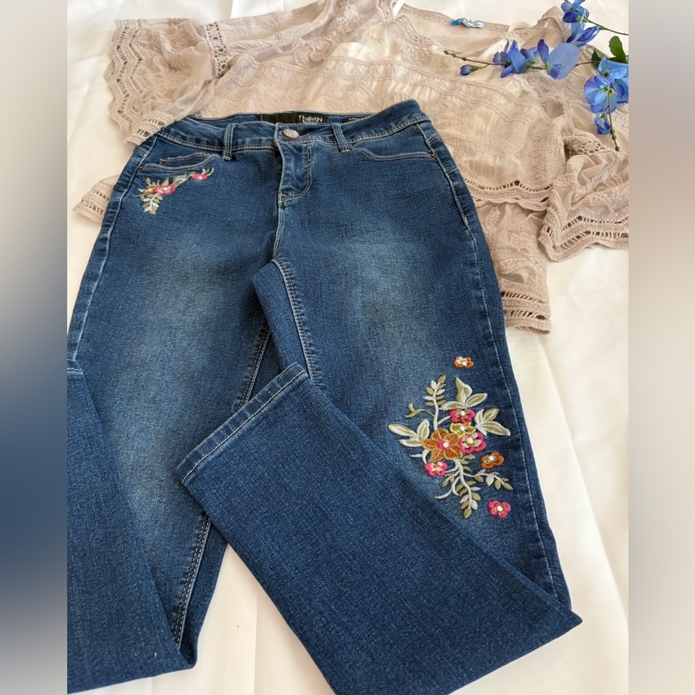 THORN Curvy Fit Jeans Size 4 Embroidered Floral Stretch Cropped Ankle Denim Boho
